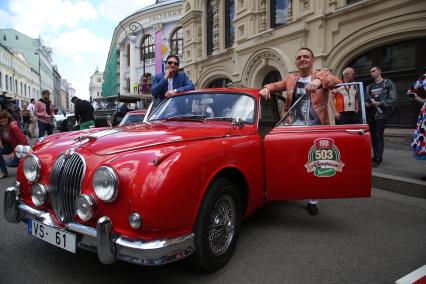 Диск345. Ралли классических автомобилей \'ГУМ-Авторалли Gorkyclassic 2017\'. На снимке: генеральный директор Большого Московского цирка Эдгард Запашный и художественный руководитель Большого Московского цирка Аскольд Запашный (справа)