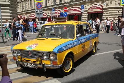 Диск345. Ралли классических автомобилей \'ГУМ-Авторалли Gorkyclassic 2017\'. На снимке: автомобиль ВАЗ-2103 - реплика милицейских `Жигулей` середины семидесятых