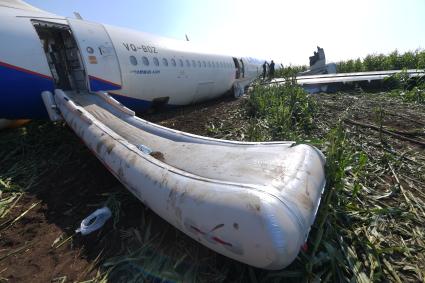 Московская область.  Самолет Airbus A321 авиакомпании `Уральские авиалинии`, который совершил аварийную посадку в районе аэропорта Жуковский после возгорания двигателя при взлете.