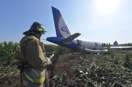 Московская область.  Самолет Airbus A321 авиакомпании `Уральские авиалинии`, который совершил аварийную посадку в районе аэропорта Жуковский после возгорания двигателя при взлете.