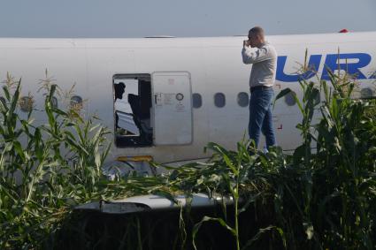 Московская область.  Самолет Airbus A321 авиакомпании `Уральские авиалинии`, который совершил аварийную посадку в районе аэропорта Жуковский после возгорания двигателя при взлете.