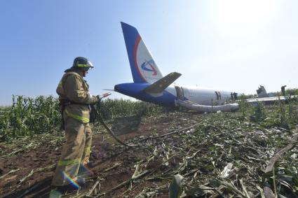 Московская область.  Самолет Airbus A321 авиакомпании `Уральские авиалинии`, который совершил аварийную посадку в районе аэропорта Жуковский после возгорания двигателя при взлете.