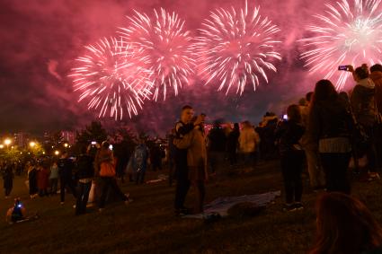 Москва. Посетители на международном фестивале фейерверков `Ростех` в Братеевском каскадном парке.
