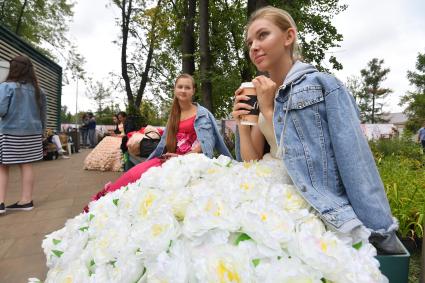 Москва. Модель на Международном фестивале ландшафтного искусства `Сады и люди` на ВДНХ.