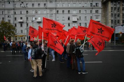 Москва. Участники акции КПРФ `За честные и чистые выборы! За власть закона и социальные права  граждан!`на проспекте Сахарова