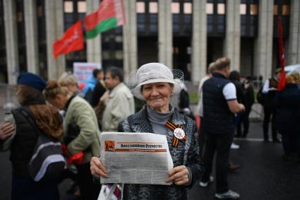 Москва. Участники акции КПРФ `За честные и чистые выборы! За власть закона и социальные права  граждан!`на проспекте Сахарова.