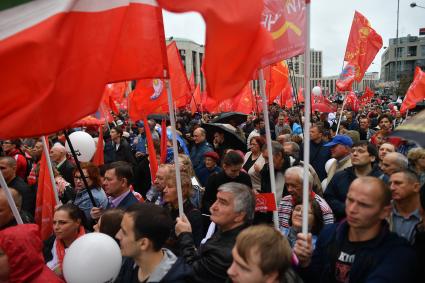 Москва. Участники акции КПРФ `За честные и чистые выборы! За власть закона и социальные права  граждан!`на проспекте Сахарова.