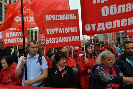 Москва. Участники акции КПРФ `За честные и чистые выборы! За власть закона и социальные права граждан!`на проспекте Сахарова.