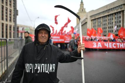 Москва. Участники акции КПРФ `За честные и чистые выборы! За власть закона и социальные права  граждан!`на проспекте Сахарова.