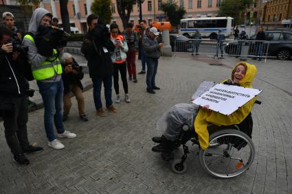 Москва. Участники одиночного пикета на Страстном бульваре.