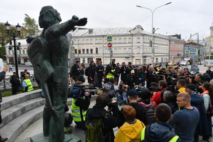 Москва. Участники одиночного пикета на Страстном бульваре.