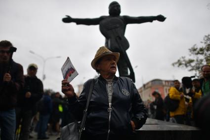 Москва. Участники одиночного пикета на Страстном бульваре.