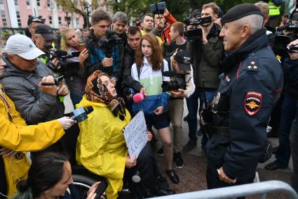 Москва. Участники одиночного пикета на Страстном бульваре.