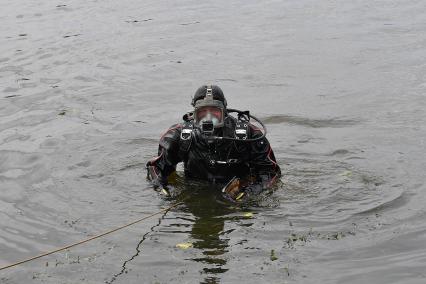 Москва. Сотрудники Московской спасательной службы на водных объектах во время тренировки.