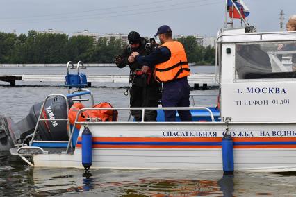 Москва. Сотрудники Московской спасательной службы на водных объектах во время тренировки.