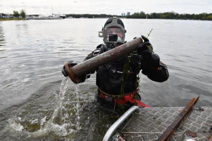 Москва. Сотрудники Московской спасательной службы на водных объектах во время тренировки.