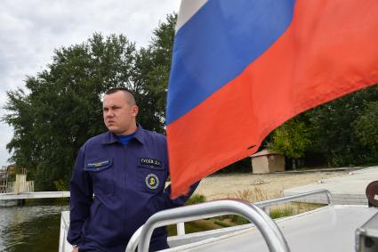 Москва. Сотрудники Московской спасательной службы на водных объектах во время тренировки.