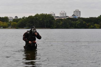 Москва. Сотрудники Московской спасательной службы на водных объектах во время тренировки.