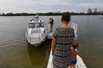 Москва. Сотрудники Московской спасательной службы на водных объектах во время тренировки.