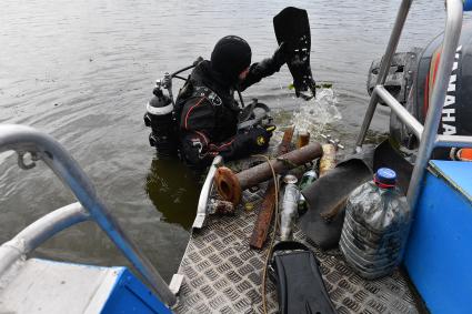 Москва. Сотрудники Московской спасательной службы на водных объектах во время тренировки.