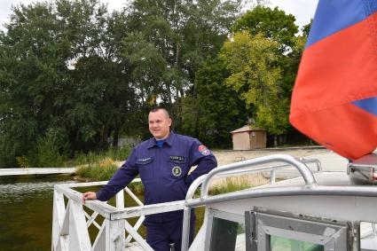 Москва. Сотрудники Московской спасательной службы на водных объектах во время тренировки.