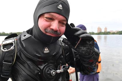 Москва. Сотрудники Московской спасательной службы на водных объектах во время тренировки.