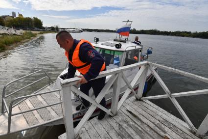 Москва. Сотрудники Московской спасательной службы на водных объектах во время тренировки.