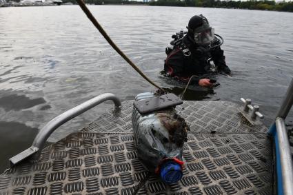 Москва. Сотрудники Московской спасательной службы на водных объектах во время тренировки.