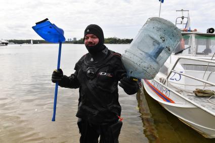 Москва. Сотрудники Московской спасательной службы на водных объектах во время тренировки.