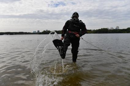 Москва. Сотрудники Московской спасательной службы на водных объектах во время тренировки.