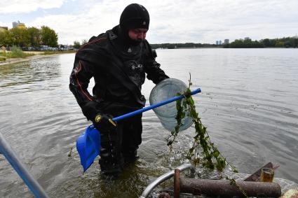 Москва. Сотрудники Московской спасательной службы на водных объектах во время тренировки.