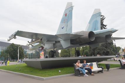 Москва. Многоцелевой истребитель Су-27 у павильона `Космос`на ВДНХ.