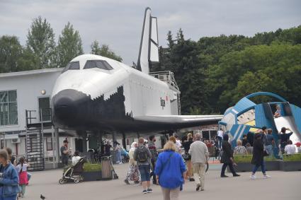 Москва.  Макет космического корабля `Буран` на ВДНХ.