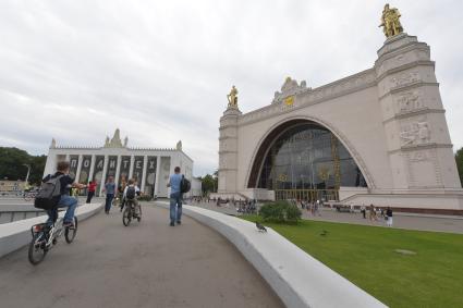 Москва.  Прохожие у павильона `Космос` на ВДНХ.