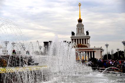 Москва.  Вид на главный вход ВДНХ.