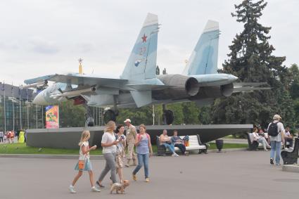 Москва.  Многоцелевой истребитель Су-27  у павильона `Космос`на ВДНХ.