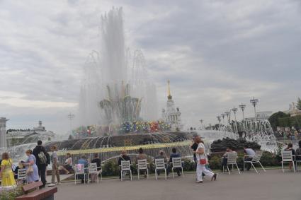 Москва. Посетители у фонтана `Каменный цветок`на ВДНХ.