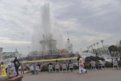 Москва.  Посетители у фонтана `Каменный цветок`на ВДНХ.