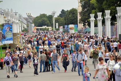 Москва.  Посетители на ВДНХ.