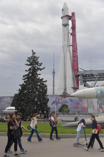 Москва.  Макет ракета-носителя восток у павильона `Космос`на ВДНХ.