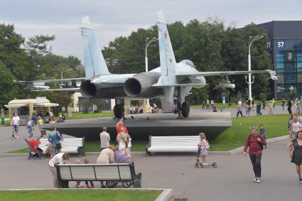 Москва.  Многоцелевой истребитель Су-27  у павильона `Космос`на ВДНХ.