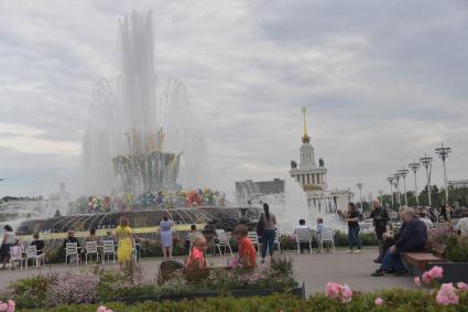 Москва.  Посетители у фонтана `Каменный цветок`на ВДНХ.