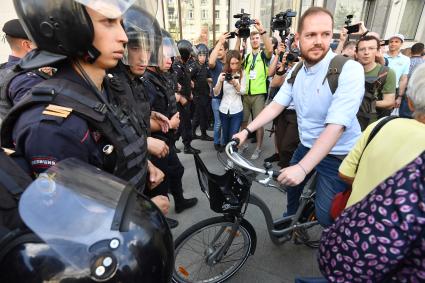 Москва. Сотрудники ОМОНа РФ на несанкционированной акции в поддержку кандидатов в депутаты Мосгордумы.