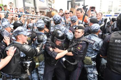 Москва. Полицейские  и сотрудники росгвардии во время несанкционированной акции в поддержку кандидатов в депутаты Мосгордумы.