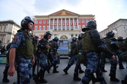 Москва. Сотрудники росгвардии на несанкционированной акции в поддержку кандидатов в депутаты Мосгордумы.