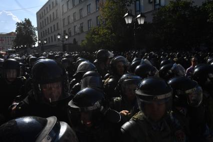 Москва. Полиция во время несанкционированной акции в поддержку кандидатов в депутаты Мосгордумы на Тверской улице.