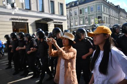 Москва. Женщина фотографирует во время несанкционированной акции в поддержку кандидатов в депутаты Мосгордумы на Тверской улице.