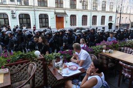 Москва. Сотрудники ОМОНа РФ на несанкционированной акции в поддержку кандидатов в депутаты Мосгордумы.