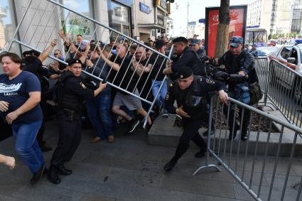 Москва. Полицейские во время несанкционированной акции в поддержку кандидатов в депутаты Мосгордумы.