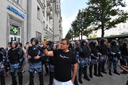 Москва. Мужчина фотографируется во время несанкционированной акции в поддержку кандидатов в депутаты Мосгордумы на Тверской улице.